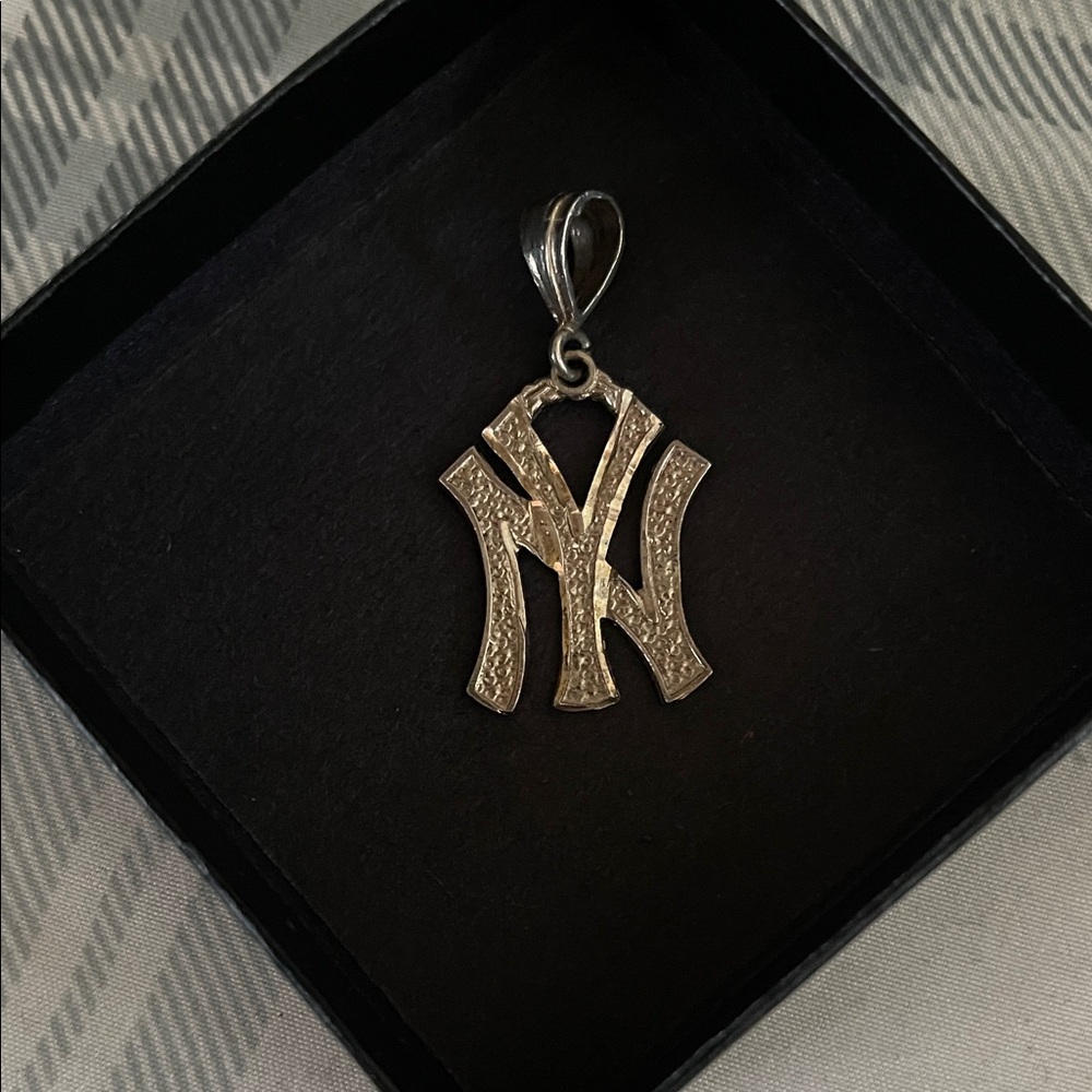 Vintage! 925 sterling Silver NY Yankees Diamond Cut Pendant